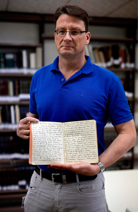 Archivar Stefan Litt mit dem Tagebuch des jüdischen Schriftstellers Moshe Yaakov Ben-Gavriel.