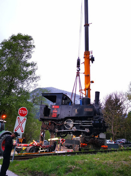 Mit einem Kran wurde die Lok der Achenseebahn verladen.