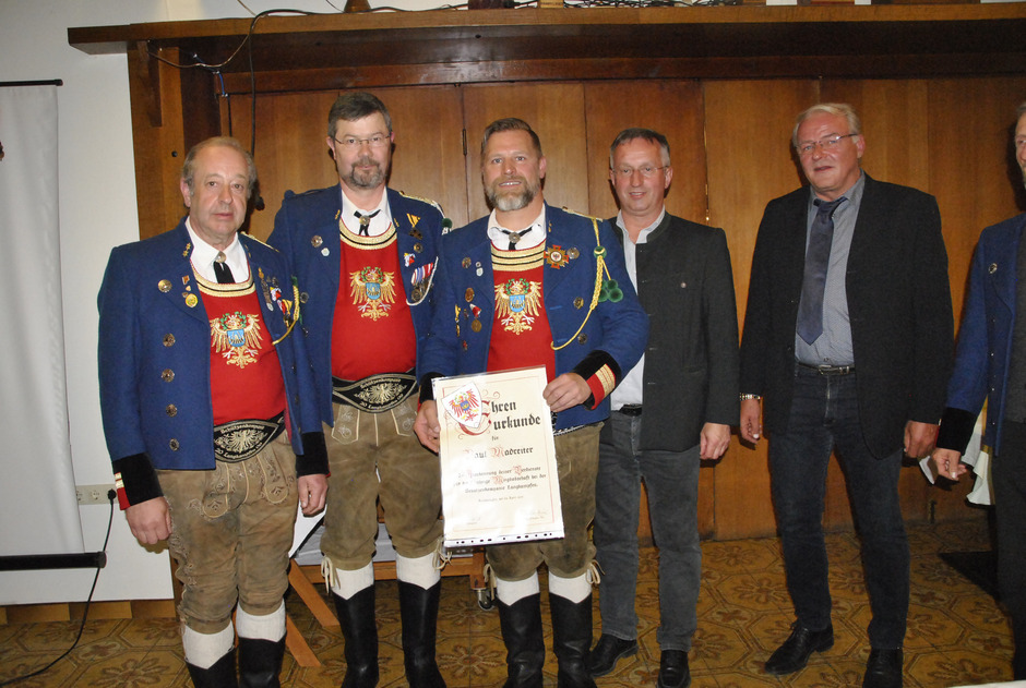Obmann Gerhard Farthofer (l.) und Hauptmann Paul Madreiter bei der Ehrung.