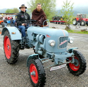 Auch Diakon Bruder Matthias nahm auf einem Oldtimertraktor Platz und fuhr beim Umzug mit.