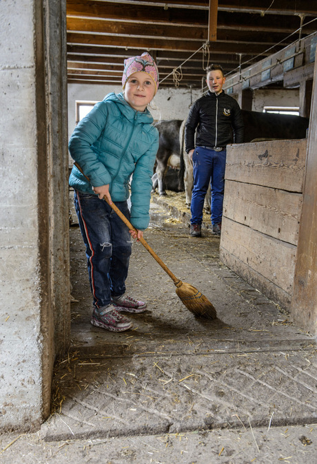 Theresa und Manuel helfen ihrem Onkel auch im Stall.