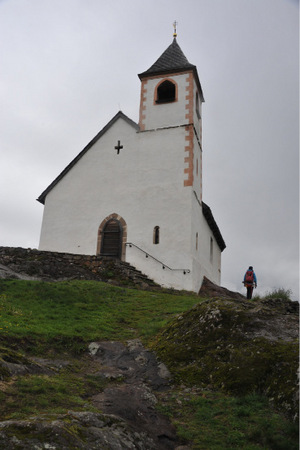 Das Kirchlein St. Hippolyt oberhalb von Lana.