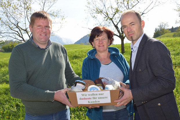 Ortsbauernobmann Martin Gschwentner (l.) und Ortsbäuerin Katharina Feichtner brachten zur Veranschaulichung eine Auswahl an Lebensmitteln, die rund um das Deponie-Gelände produziert werden.