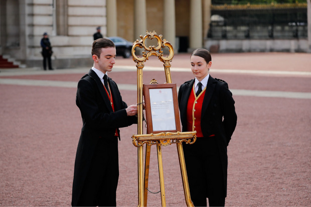 Traditionell: Vor dem Buckingham-Palast steht die offizielle Verlautbarung.