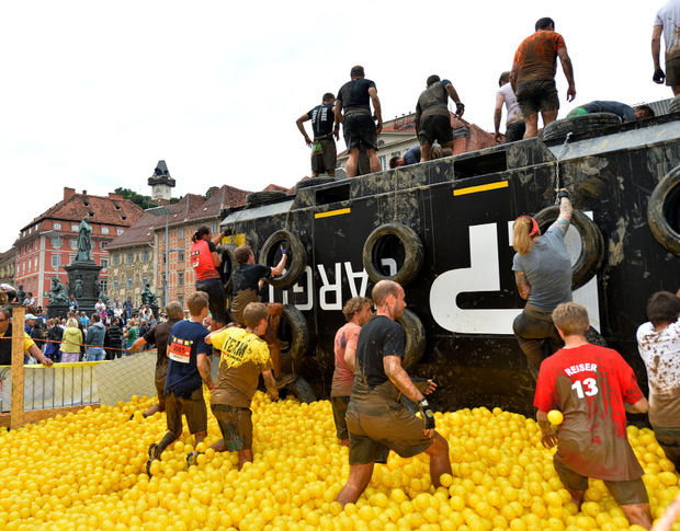 "Das wird kein Kindergeburtstag": Der Hindernislauf Innsbruckathlon startet spektakulär auf elf Kilometern mit 15 Hindernissen. Der Spaß soll aber im Vordergrund stehen, betonen die Veranstalter.