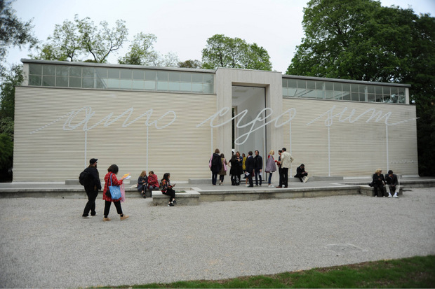 Mit „Amo ergo sum“ (Ich liebe, also bin ich) empfängt Renate Bertlmann die Besucher im österreichischen Pavillon in den Giardini der Biennale.
