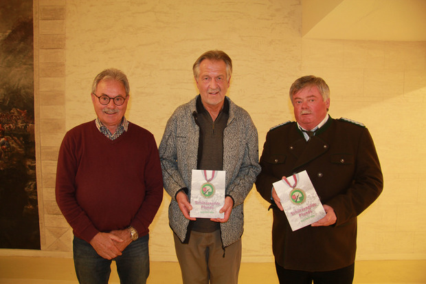 Robert Günter Klien (M.), Landesschützenmeister Julius Vorhofer (r.) und Lois Kaltenböck (Athesia-Tyrolia) präsentierten die Chronik.