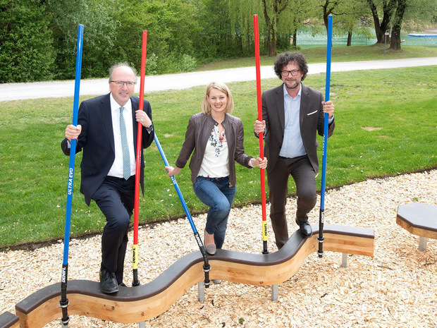 Sportstadträtin Elisabeth Mayr testete mit den IKB-Vorständen Helmuth Müller und Thomas Pühringer (r.) den neuen Motorikpark am Baggersee.