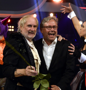 Michael Schottenberg (2.Platz/l) und ORF-Generaldirektor Alexander Wrabetz nach dem Finale von "Dancing Stars".