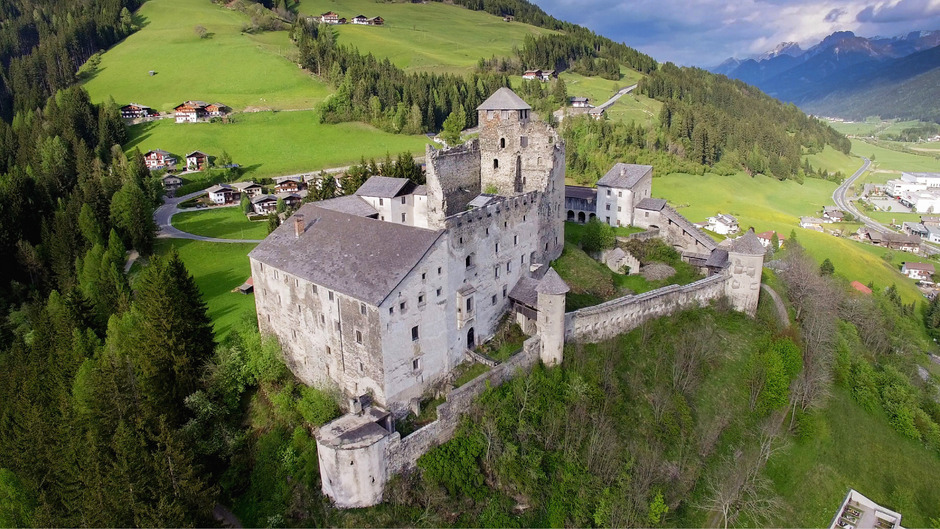 Der Umbau von Burg Heinfels soll Ende 2019 abgeschlossen sein. Für Besucher wird ein Parkplatz errichtet.