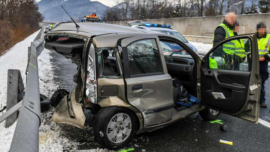 Das Unfallwrack, in dem die Frau ums Leben kam.