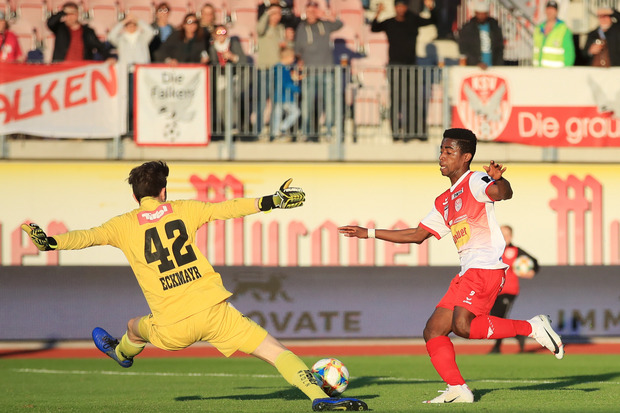 Ein emotionaler Tiefschlag in Kapfenberg – Wacker-Goalie Alexander Eckmayr streckte sich beim 1:2 durch Paul Mensah vergeblich.