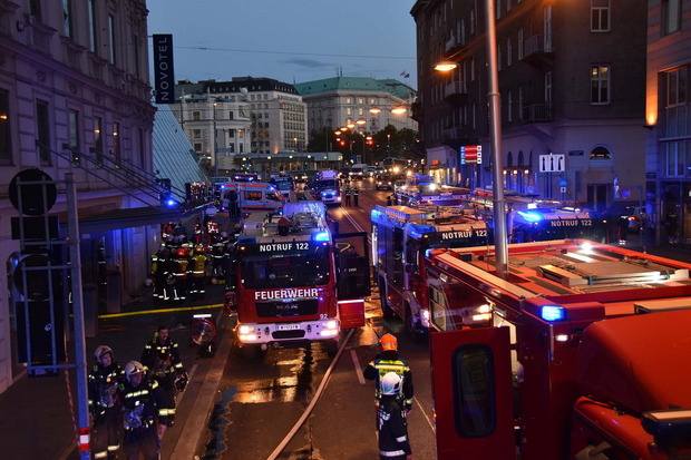 Laut Wiener Berufsfeuerwehr wurde das Haus in der Aspernbrückengasse vorsorglich evakuiert.