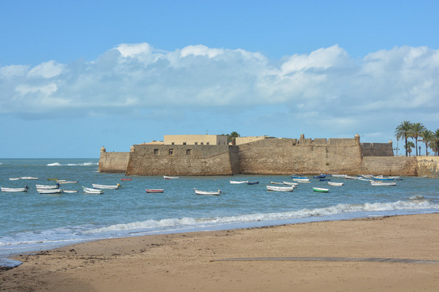Die alte Hafenfestung Castillo de Santa Catalina wurde 1554 vor Cadiz erbaut.