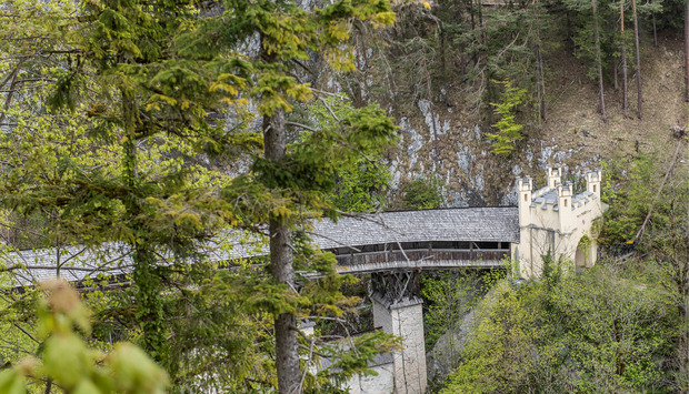 Nach der Holzbrücke ist das Ziel nicht mehr weit.
