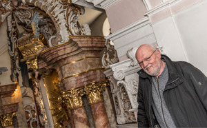 In der Wallfahrtskirche wird es ruhiger. Der Durchgang hinter dem Hochaltar wird ersetzt durch einen angebauten Gang außerhalb der Kirche.