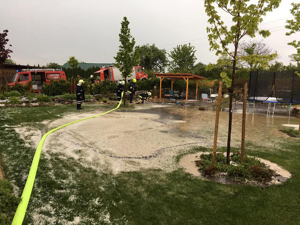 Über Wiesen und umliegende Gebiete war ein Hagelgewitter gezogen.