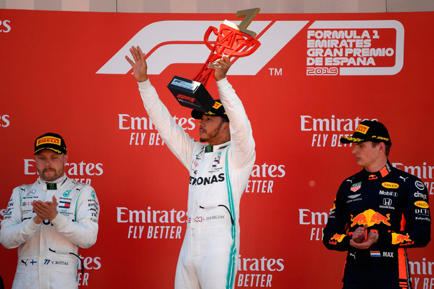 Hamilton (M.) lässt sich feiern, Bottas (l.) und Verstappen mit anerkennendem Applaus.