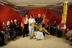Robert Grießner, Marianne Hechenblaikner, Pflegedienstleiter Christian Wibmer, Marlies Franz und Barbara Thonhauser haben die Aufführung möglich gemacht.