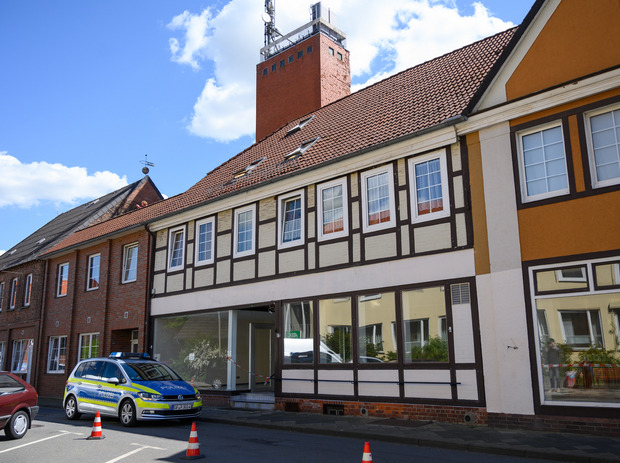 Im Zusammenhang mit dem Passauer Armbrust-Fall haben Ermittler zwei Leichen in Niedersachsen gefunden.