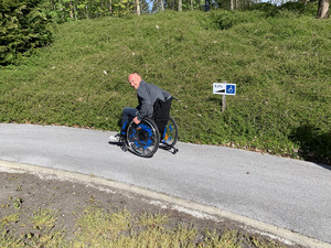 Thomas Strele, Miteigentümer des Büros Architektur Walch und Partner, begab sich auch in den Rollstuhl.
