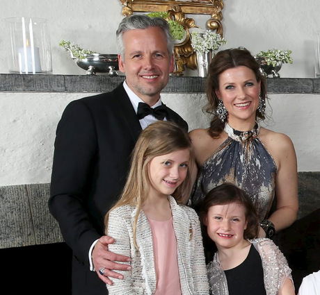 Prinzessin Märtha Louise mit ihrem Exmann Ari Behn und zwei ihrer Töchter im Jahr 2016.