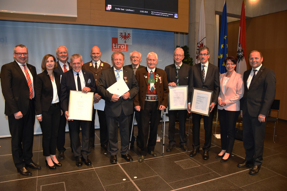 LR Johannes Tratter, LR Gabriele Fischer, Erich Schwaighofer, Anton Larcher, Martin Raffeiner, Edmund Leismüller, Tobias Trost, Helmuth Angermann, Bernhard Hofer, Josef Schalber, Landtagspräsidentin Sonja Ledl-Rossmann und LH-Stellvertreter Josef Geisler