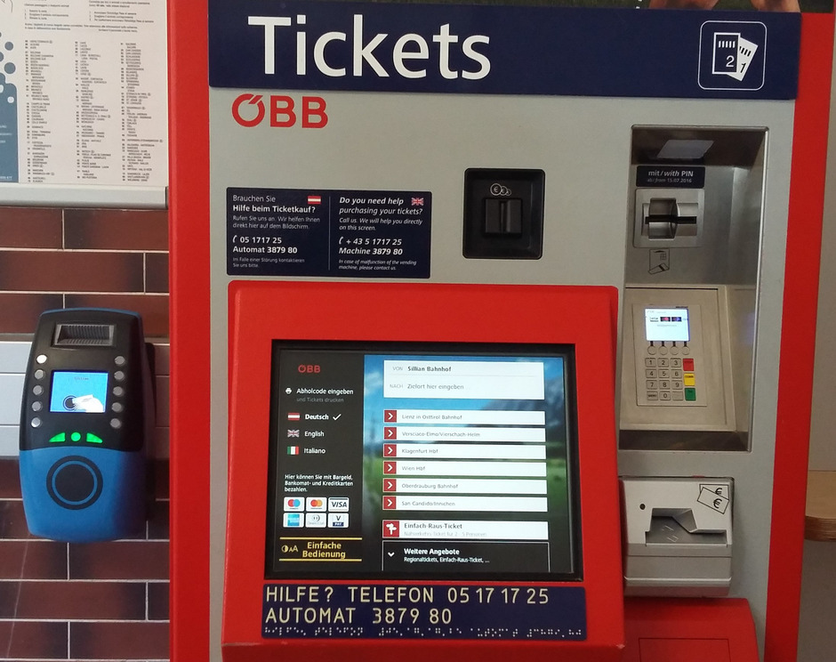 Im Rahmen einer Schulung am Bahnhof in Sillian wird die Bedienung der Fahrkartenautomaten der ÖBB erläutert.