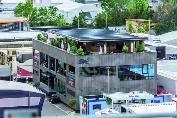 Zum ersten Einsatz kam die neue "Energy Station" im F1-Fahrerlager in Barcelona (Bild), derzeit wird sie in Monaco wieder aufgebaut.