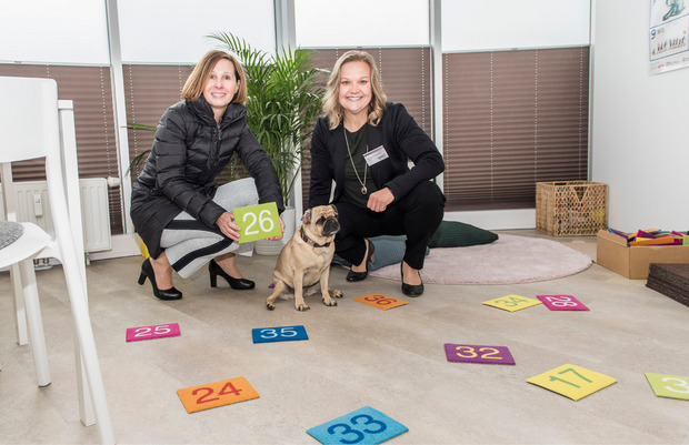 Landesrätin Gabriele Fischer (l.), Leiterin Silvia Pixner und Therapiehund Amy präsentieren die neuen Räume des Lernzentrums in Hall.
