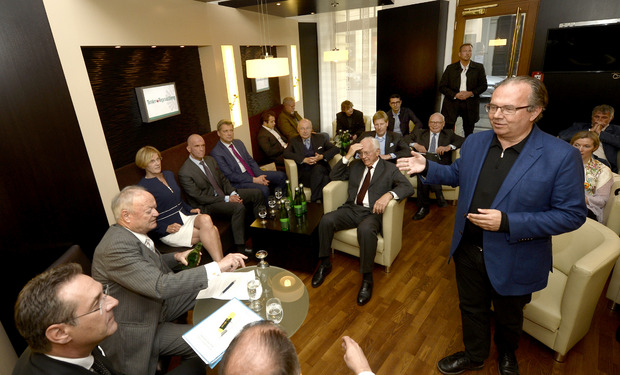 Moser-Holding-Chef Hermann Petz begrüßt Heinz-Christian Strache in der TT-Lounge.