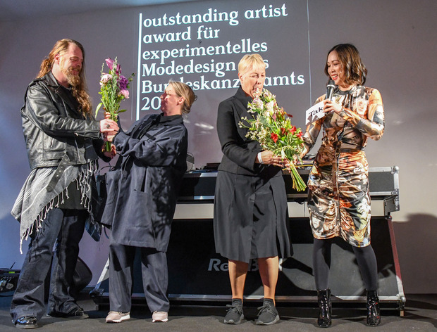 Markus Pires-Mata, Karin Krapfenbauer (outstanding artist award für experimentelles Modedesign des Bundeskanzleramts) sowie Gudrun Schreiber (Bundeskanzleramt) und Moderatorin Miriam Hie.