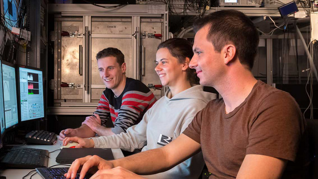 Die Experimentalphysikerin Christine Maier vom Institut für Quantenoptik und Quanteninformation der Akademie der Wissenschaften, die gemeinsam mit ihren Kollegen Rick van Bijnen (li.) und Christian Kokail (re.) die aktuelle Arbeit verfasst hat.