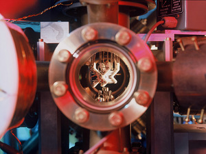 In dieser Maschine, der Ionen-Falle, werden Atome „gefangen“.