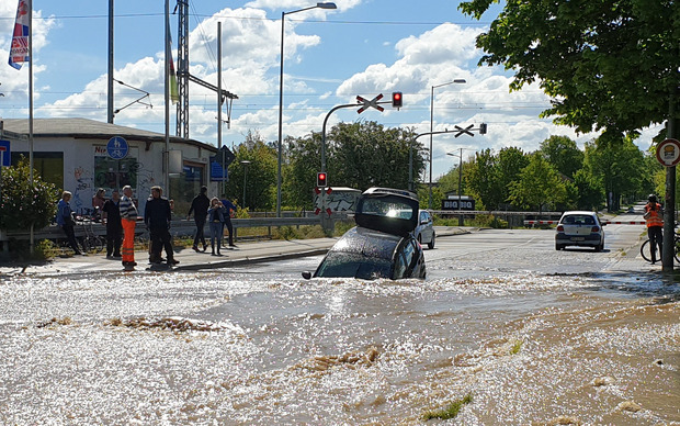 Dem Fahrer des versunkenen Pkw gelang es, den Wagen in den Fluten unverletzt zu verlassen.