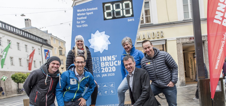 Noch 240 Tage bis zu den Masters Games (v. l.): Die Ex-Wintersportler Andi Widhölzl und Niki Hosp sowie OK-Chef Georg Spazier, Volunteer Petra Von der Voor, BM Georg Willi und Slalom-Ass Manfred Pranger freuen sich.