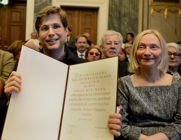 Preisträger Daniel Kehlmann und Barbara Neuwirth, die die Laudatio hielt.