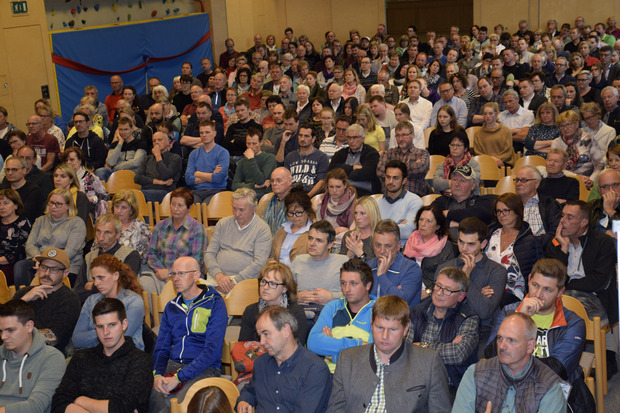 Der Mehrzwecksaal war mit knapp 400 Interessierten prall gefüllt.