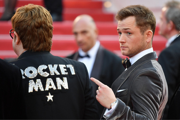 Taron Egerton (re.) spielt Elton John im Film "Rocketman".