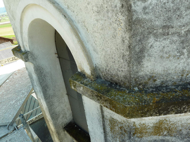 Ein Blick auf die Fassade der Filialkirche St. Josef in Oberpettnau vor der Restaurierung.