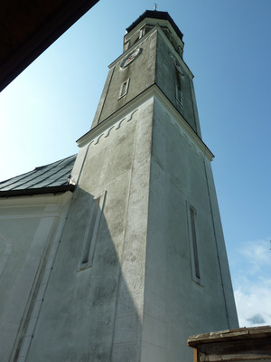 Der Turm der Filialkirche in Oberpettnau vor der Restaurierung.