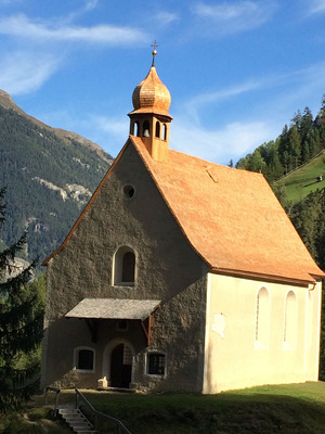 Die Filialkirche St. Ulrich in Pfunds erhielt ein neues Dach.