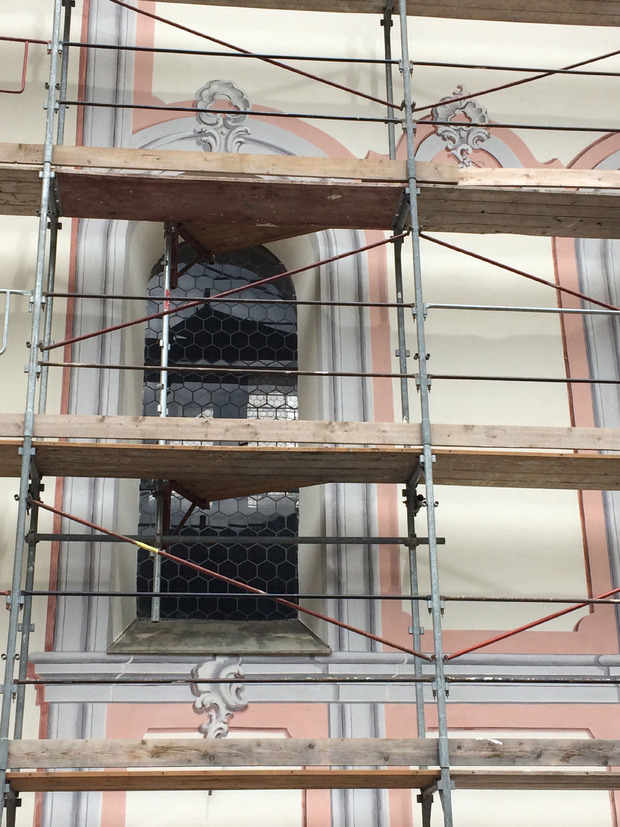 Im Gewölbe und an der Fassade der Kirche in Inzing traten Risse auf.