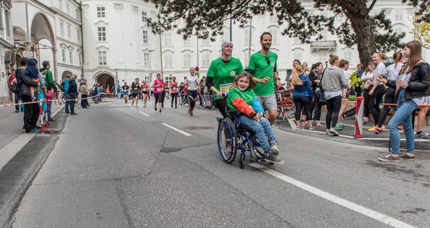 Vom Staffellauf über den Genusslauf bis zum Hauptlauf (u.) lockte der Stadtlauf die Menschen auf die Straßen.