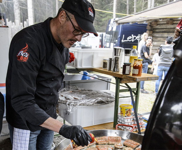 Das Team „BOs – BBQ“ (links im Bild Walter Baumgartner) holte sich den vierten Sieg in Folge bei der „Grill & BBQ“-Meisterschaft in Sautens.