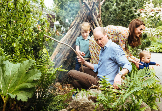 Prinz William und Herzogin Kate spielen mit ihren Kindern im Garten.