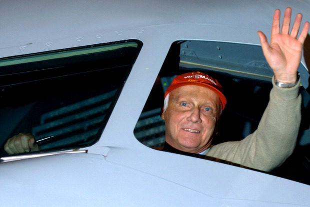 Der ehemalige Formel-1-Fahrer Niki Lauda winkt aus dem Cockpit eines Airbus 320.