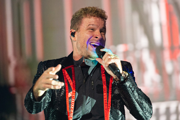 Brian Littrell der Boygroup Backstreet Boys singt zum Auftakt der Deutschland-Tournee auf der Bühne in der TUI Arena.