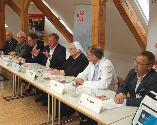 Stellten „HerzMobil“ für Landeck und Imst vor: Bernhard Guggenbichler, BM Siggi Geiger, Clemens Rissbacher, LR Bernhard Tilg, Sr. Maria Gerlinde Kätzler, Primar Ewald Wöll und Pflegedirektor Siegmar Tangl (v. l.).