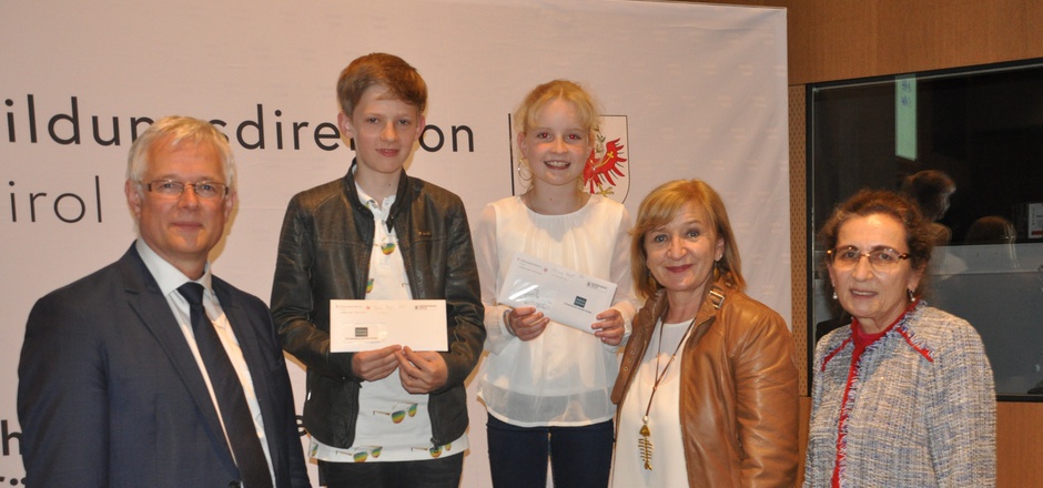 Elena Foidl (NMS Kirchberg) und Jakob Huber (BRG in der Au) freuten sich gemeinsam mit Werner Mayr, vom Pädagogischen Dienst der Bildungsdirektion, und Landesrätin Beate Palfrader über den Erfolg.